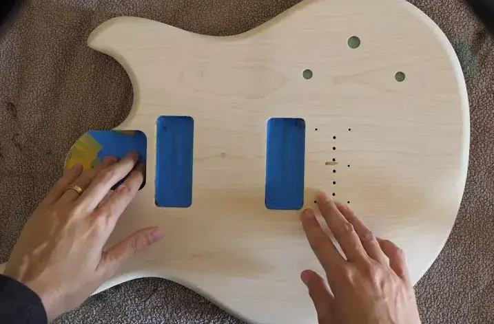 הכנת משטח הגיטרה לפני ציור - Time2be